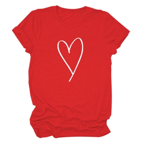 Détail d'un t-shirt en coton rouge à col rond avec motif cœur blanc imprimé devant