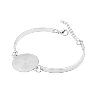Detailansicht eines silbernen Metallarmbands mit rundem strukturiertem Anhänger und Kette