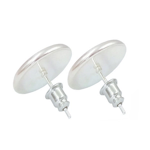 Silberne Ohrstecker mit runder Platte und sicherem Metallverschluss im Detail