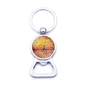 Détail du pendentif Arbre de Vie sur un porte-clés décapsuleur en métal poli
