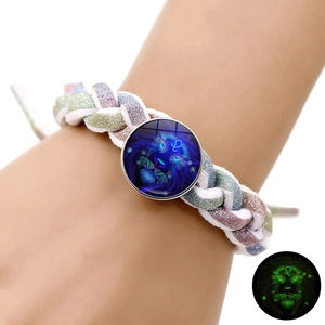 Dettaglio del bracciale intrecciato segno Leone con funzione luminosa al buio creativa