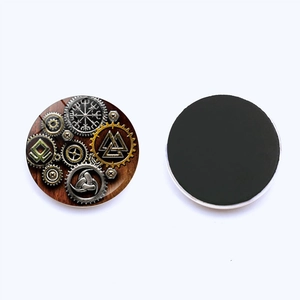 Λεπτομέρεια μαγνήτη ψυγείου πυξίδα Βίκινγκ με σύμβολο Valknut και μαγνητική πίσω πλευρά