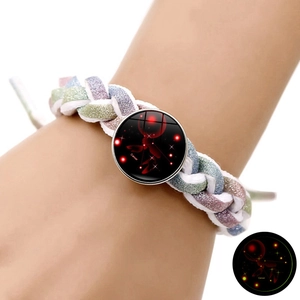 Vue macro du bracelet tissé lumineux Cancer avec effet brillant et coloré