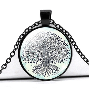 Vue macro du pendentif Arbre de Vie avec motif bleu et monture en alliage noir
