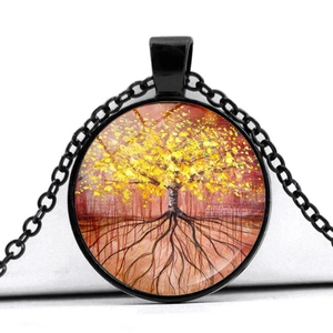 Vue macro du pendentif Arbre de Vie coloré avec une chaîne en métal noir élégante