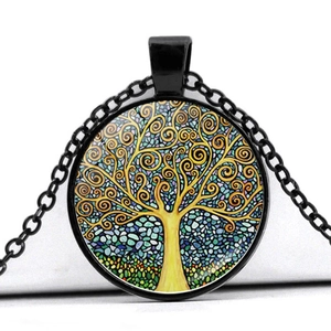 Détail du pendentif Arbre de Vie en verre avec mosaïque colorée et chaîne en métal noir