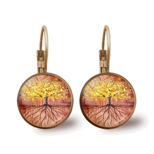 Detail van vintage leverback oorbellen met artistieke levensboompatronen van glas