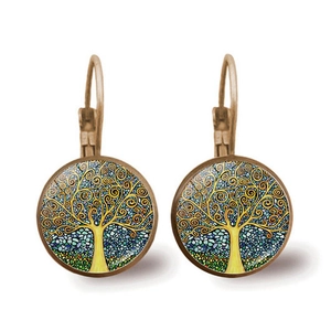 Detailopname van Levensboom oorbellen met artistieke mozaïek glazen cabochons en haaksluiting