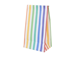 Detail van de platte bodem en verticale regenboogstrepen op de kraftpapieren voedselzak