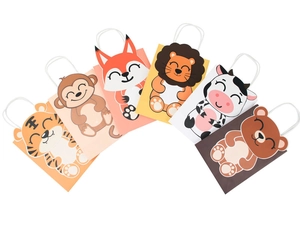 Detailansicht von sechs bunten Cartoon-Tier-Geschenktüten aus Papier mit weißen Griffen