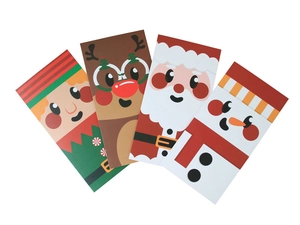 Detailansicht von vier bunten Weihnachtsumschlägen mit Weihnachtsmann, Rentier und Schneemann