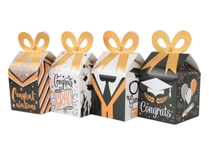 Vue détaillée de quatre boîtes cadeaux de remise de diplôme avec motifs et poignées dorées