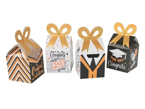 Détail de quatre boîtes cadeaux de graduation avec motifs chapeau et cravate