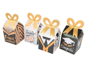 Détail de boîtes cadeaux de remise de diplômes avec motifs smoking et mortier