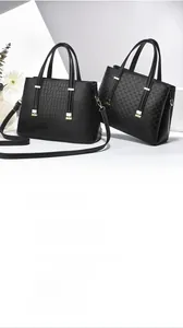 Détails de sacs à main noirs élégants en cuir crocodile et imprimés monogrammes