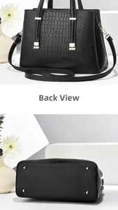Détails de la vue arrière et des pieds métalliques d'un sac noir à motif crocodile