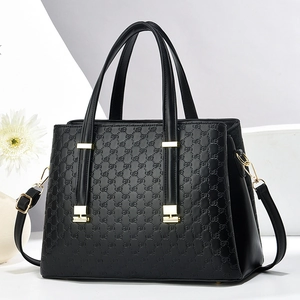 Sac à main élégant en cuir gaufré noir avec détails dorés et bandoulière