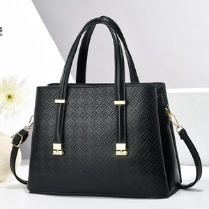 Sac à main noir à texture tissée avec détails dorés et bandoulière réglable chic