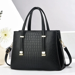 Sac fourre-tout noir à texture crocodile avec détails dorés et bandoulière amovible