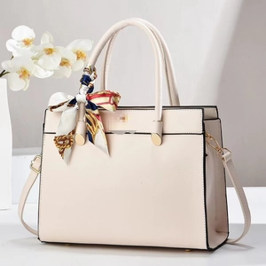 Sac à main beige élégant pour femme avec foulard en soie et bandoulière réglable