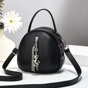 Borsa a Tracolla da Donna in Pelle PU con Motivo Litchi Con Nappina e Ciondolo a Orsetto Borsa a Mano con Cerniera Multistrato Rotonda