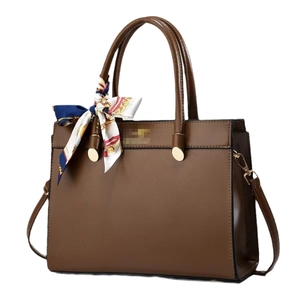 Sac à main en cuir marron avec accessoire foulard en soie et finitions dorées trapèze