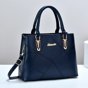 Sac à main bleu marine matelassé avec détails dorés pour femme, style élégant