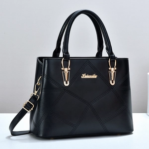 Sac à main classique en cuir noir matelassé pour femme avec détails dorés élégants