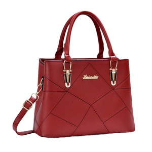 Sac à main classique bordeaux en cuir avec surpiqûres en losange et bandoulière réglable