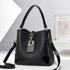 Vintage Women Crocodile Pattern PU Leather Bucket Bag With D Charm Fashion Handbag Crossbody Shoulder Bag For Daily Matching