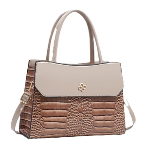Sac à main marron texture crocodile avec rabat beige et fermoir doré trèfle