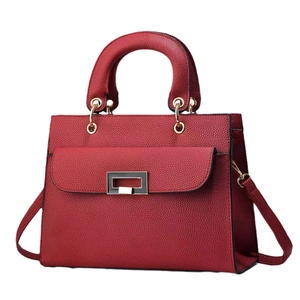 Rote Handtasche mit Ledermuster, goldenem Verschluss und abnehmbarem Schultergurt