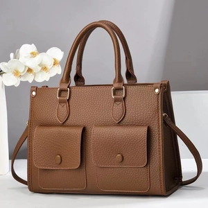 Sac à main marron en cuir grainé avec poches frontales et bandoulière amovible
