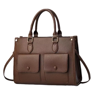 Sac à main en cuir marron foncé avec coutures macaron et design spacieux pour femmes