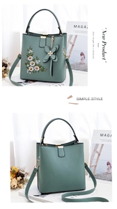 Détail du sac à main vert menthe avec broderie florale et pendentif papillon