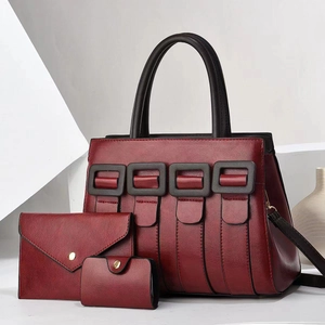Set di tre borse in pelle bordeaux composto da borsa shopper e pochette su espositore bianco