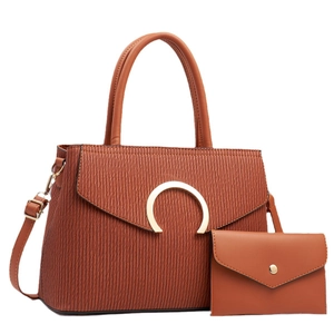 Ensemble sac à main rayé marron avec boucle en métal et pochette assortie sur fond blanc