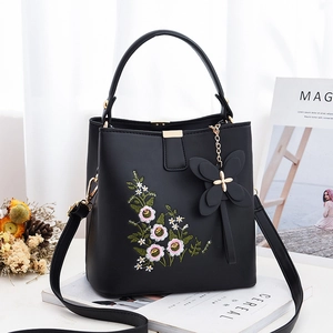 Sac Seau Brodé en Cuir PU Rétro Sac Bandoulière Pendentif Papillon Élégant Sac à Épaule Femme Quotidien
