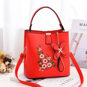 Sac seau en cuir rouge avec broderie florale et breloque papillon pour femme