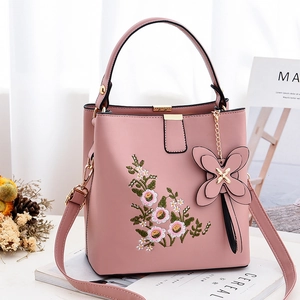 Sac seau en simili cuir rose brodé avec motifs floraux et pendentif papillon élégant