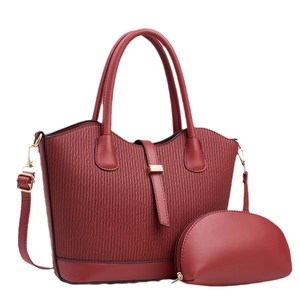 Set borsa a secchiello rosso scuro e pochette con trama a righe e dettagli dorati