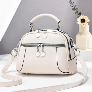 Sac à main bandoulière tendance blanc cassé texturé avec détails argentés et poignée