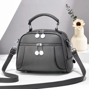 Sac à main gris moderne en forme de croissant avec cuir synthétique texturé et zip