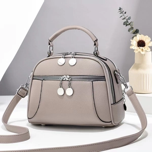 Sac à main taupe minimaliste avec double fermeture éclair et bandoulière réglable