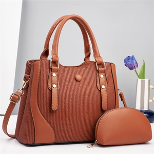 Braune Tragetasche im Plissee-Design mit kleiner Tasche und goldenen Beschlägen