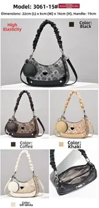 Detailansicht der halbmondförmigen Schultertaschen mit Print und Plissee-Griff in 4 Farben