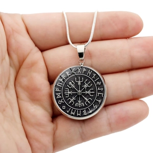 Collar de brújula vikinga Vegvisir plateada con círculo de runas y cadena de serpiente