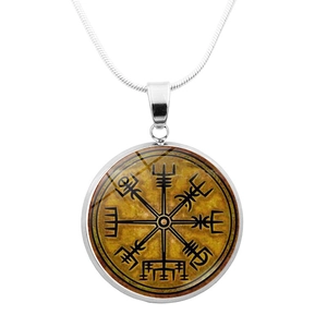 Collar brújula vikinga plateado con colgante Vegvísir en una cadena de serpiente clásica