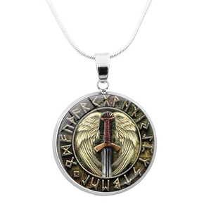Detalle del collar brújula vikinga con grabados de espada y runas en estilo antiguo