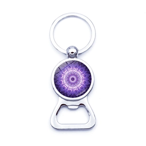 Dettaglio portachiavi apribottiglie mandala con cupola in vetro e motivo floreale viola